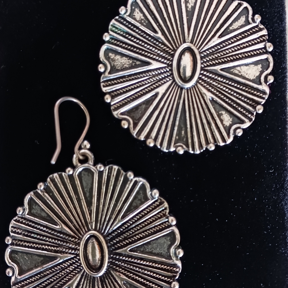 Earings - Picture 2 of 2